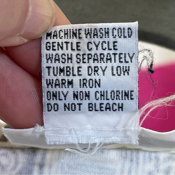 Alfred Dunner Petite, Cool Print Shirt with Wooden Beads. Size Large. - Picture 4 of 5